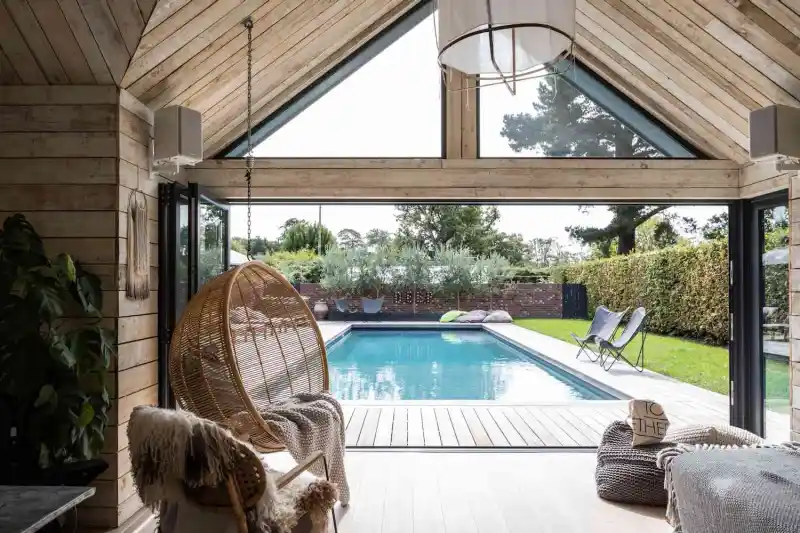 Custom in-ground swimming pool